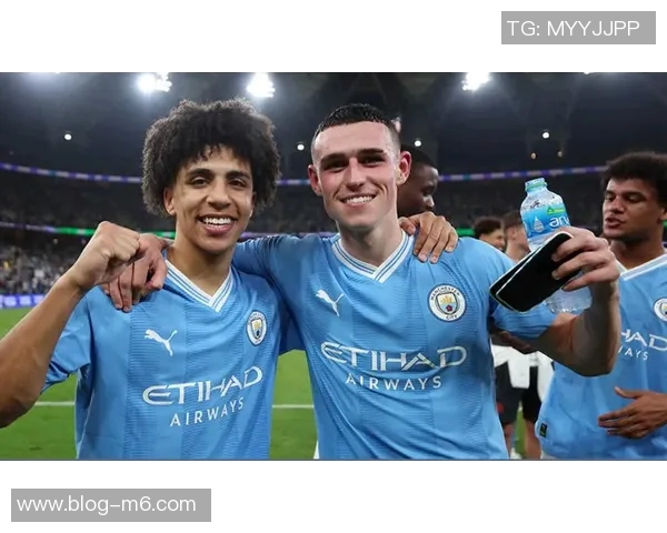 福登与19岁小将格雷合影庆祝晋级半决赛恭喜他首次亮相表现出色