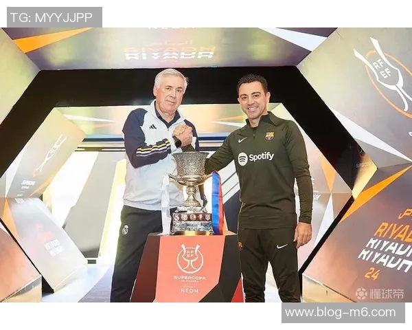 弗里克手握加维球衣与西超杯奖杯合影球员现场观战决赛引关注 弗里克手握加维球衣与西超杯奖杯合影球员现场观战决赛引关注